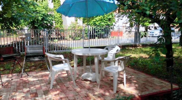Family-oriented charming rental apartment with yard, BBQ & patio | Suitable for remote work | Pet-friendly — photo 4