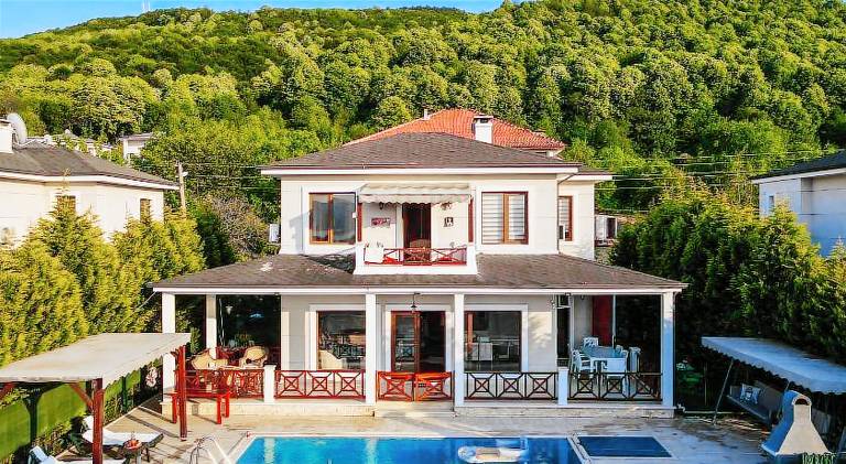140 m&sup2; Villa
