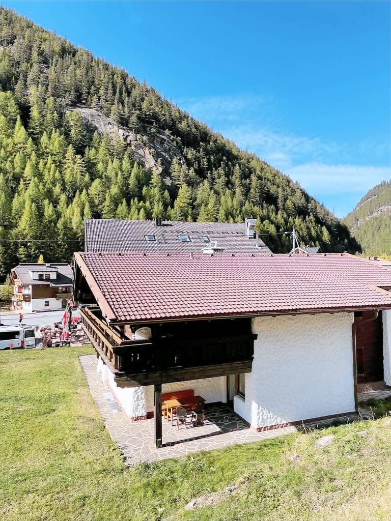 Holiday apartment with yard & patio — photo 3
