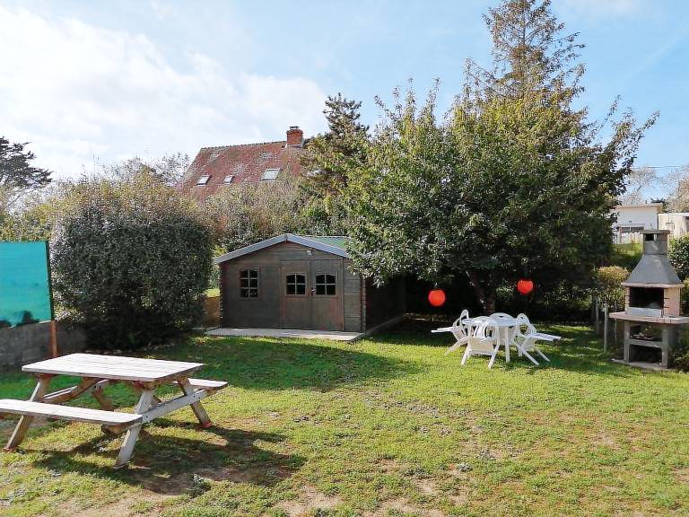 Gite with barbecue, terrace & yard — photo 3