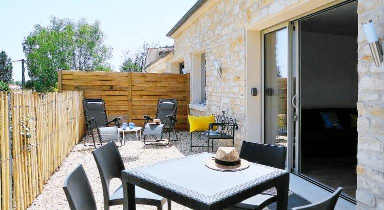 Serviced apartment with garden & patio — photo 3