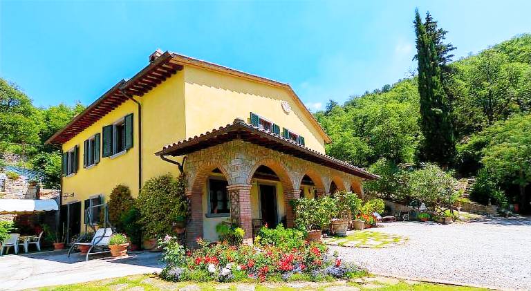 Villa with pool — photo 4