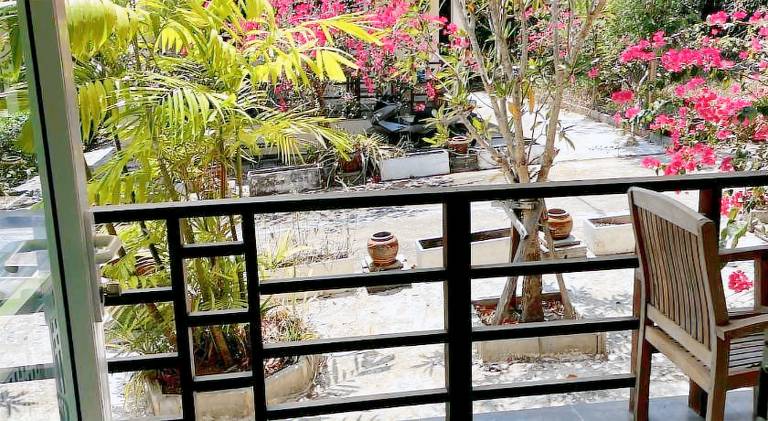 House with terrace & yard — photo 4