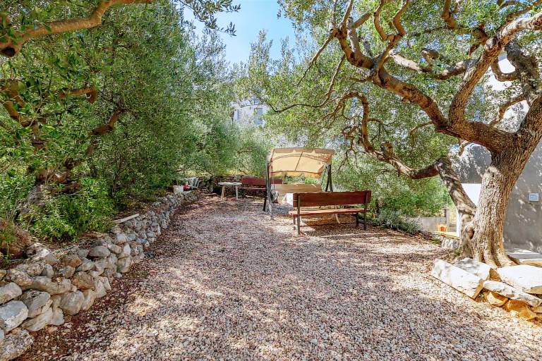 Apartment with barbeque, patio & yard | Beach nearby | Dogs allowed — photo 2