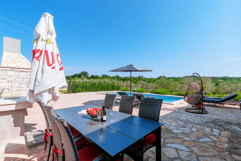 Villa with private pool, yard & barbecue — photo 4