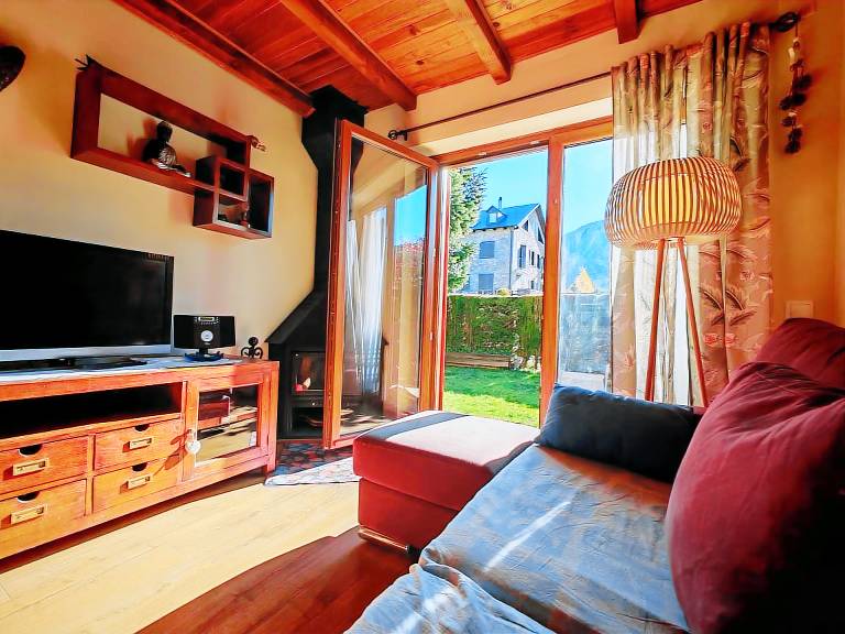 Holiday apartment with terrace, grill & garden — photo 2