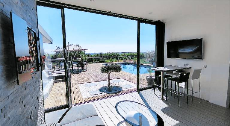 Rental apartment with hot tub & pool — photo 3