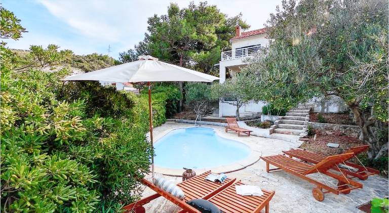 House with pool in Postira
