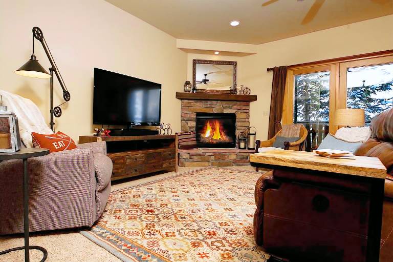House with hot tub, fast internet & heated pool | Mountain view — photo 2