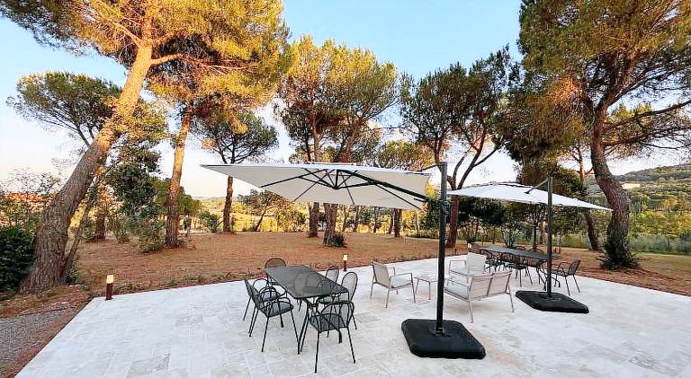 Holiday apartment with pool, patio & yard — photo 4