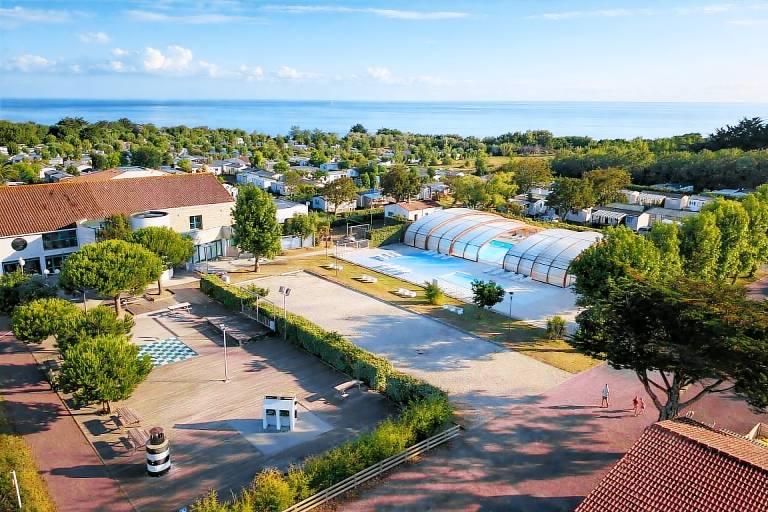 Child-friendly pleasant camping with barbecue & pool | Close to the beach | Dogs allowed in Rochefort