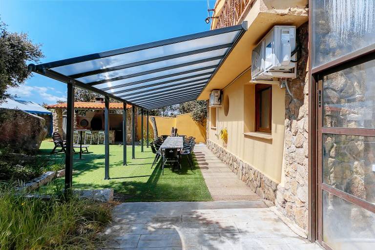 Children-friendly house with private pool, terrace & hot tub | Mountain view | Suitable for remote work | Pets allowed — photo 3