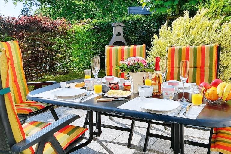 Vacation home with grill, yard & terrace — photo 3