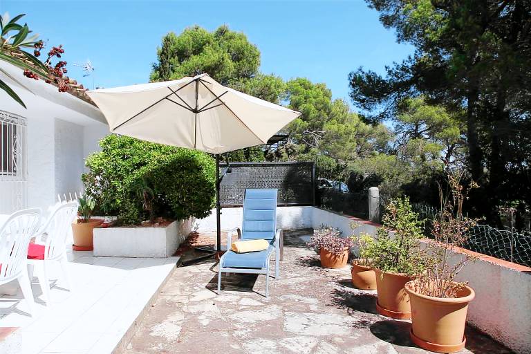 House with garden, barbecue & terrace | Garden view — photo 2