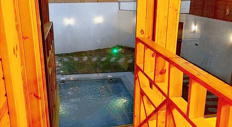 Lodge with private pool, patio & garden | Pets allowed — photo 5