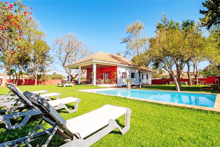 Fully equipped vacation home with garden, patio & pool | Good for workation | Dogs allowed — photo 2