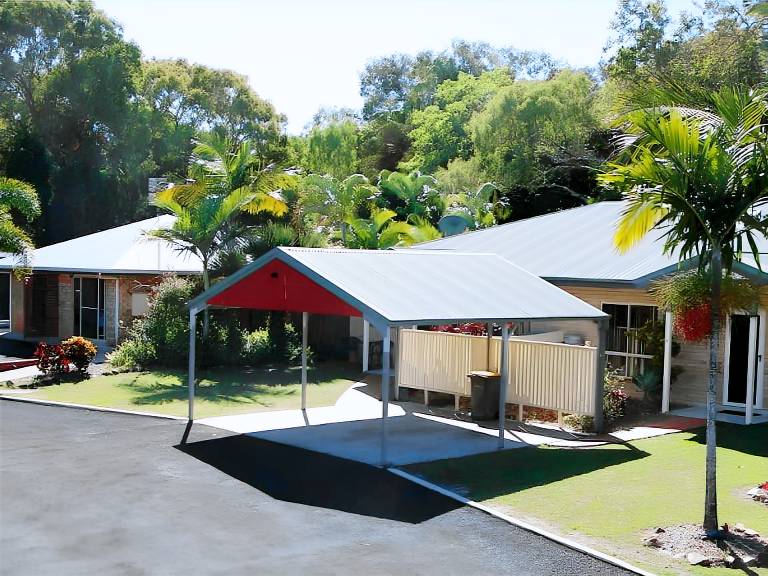 Lovely serviced apartment with garden, pool & terrace | Close to the beach | Pets are welcome in Gladstone
