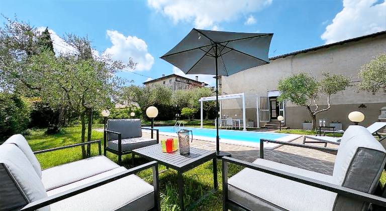 House with pool — photo 3