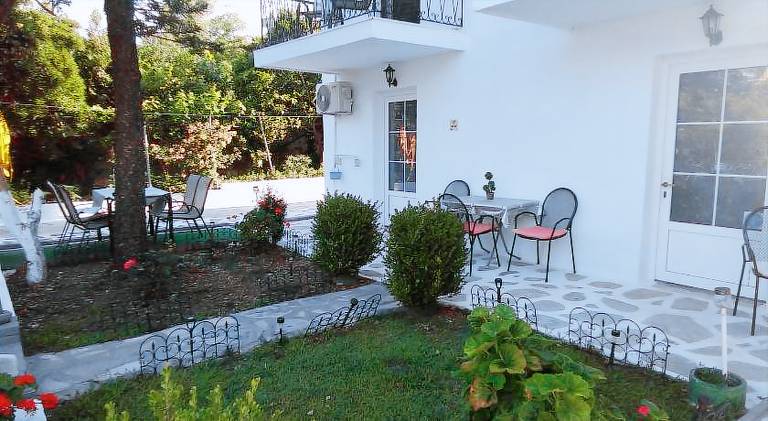 Apartment with grill, garden & terrace — photo 2