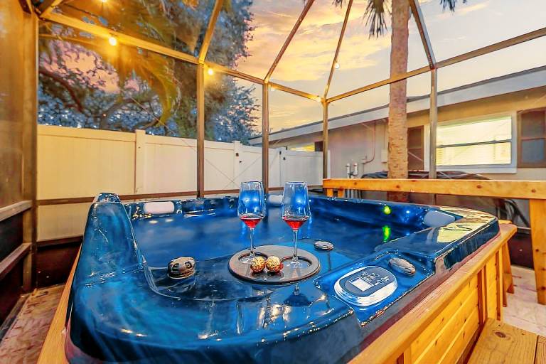 Vacation home with pool — photo 2