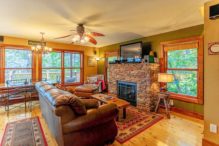 Cabin with patio & grill | Mountain view — photo 3
