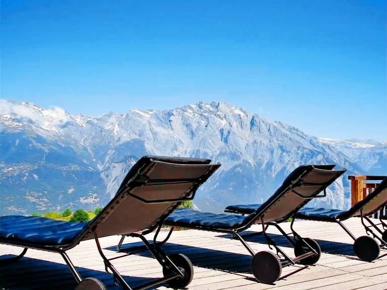 Fully equipped big vacation home with patio, sauna & grill | Mountain view | Pets allowed — photo 2