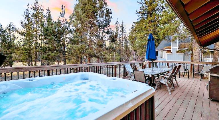 Vacation home with hot tub & grill — photo 5