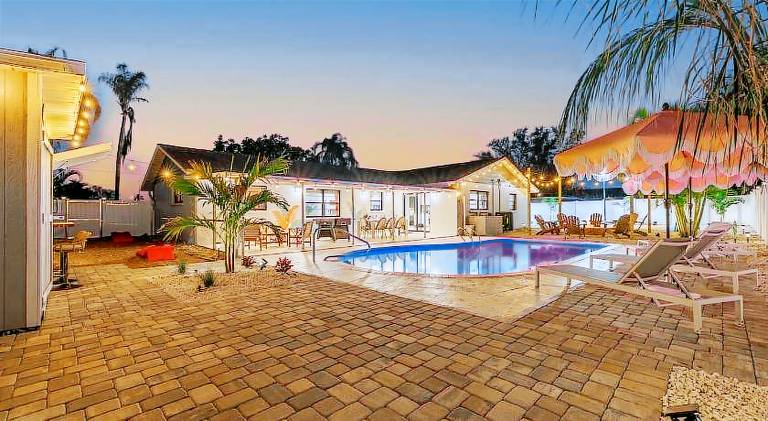 House with pool — photo 3