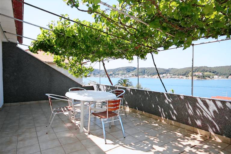 One bedroom apartment with terrace and sea view Supetarska Draga - Gornja, Rab (A-5053-b) in Rab