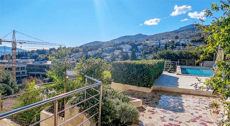 Apartment with pool — photo 3
