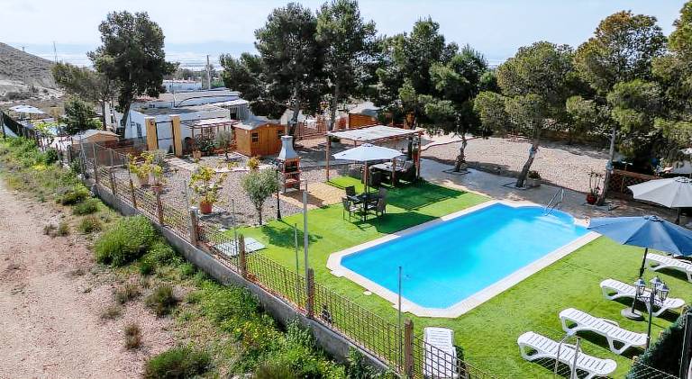 House with pool — photo 4