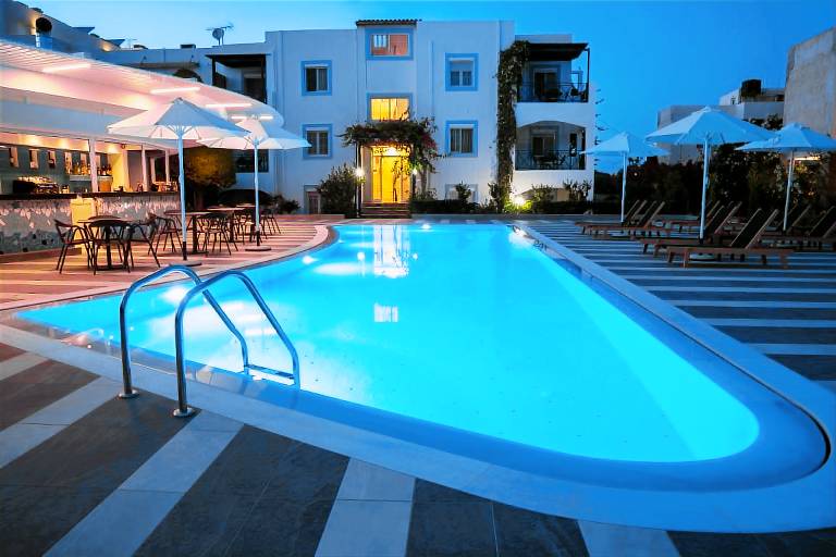 Serviced apartment with garden, pool & patio | Next to the beach | Pets allowed in Hersonissos