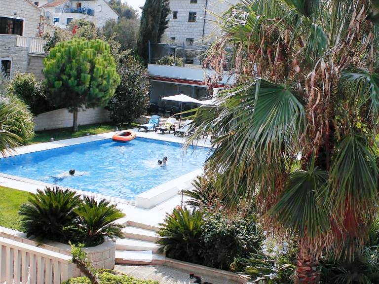 Serviced apartment with sauna, patio & yard in Supetar