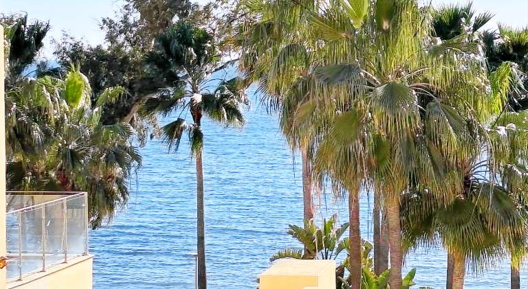 5 Stars BEACHFRONT PARADISE - Seaview, Always Heated Pool, Gym, Sauna! in Estepona