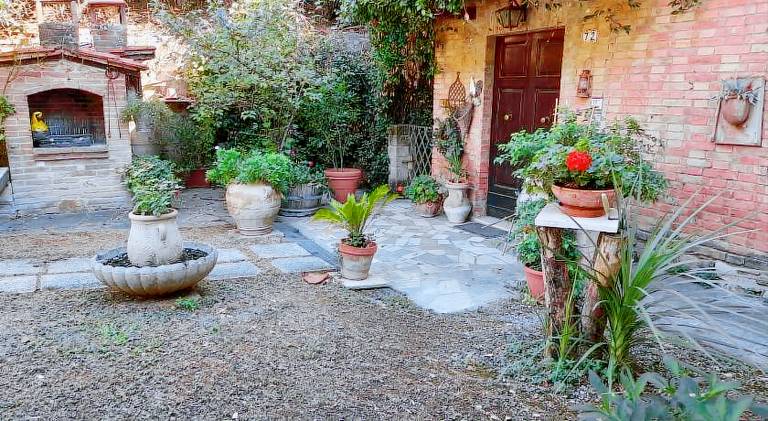 Rental apartment with 3 rooms for 6 persons in Siena