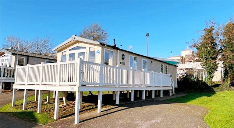 Lodge with pool & patio in Exmouth