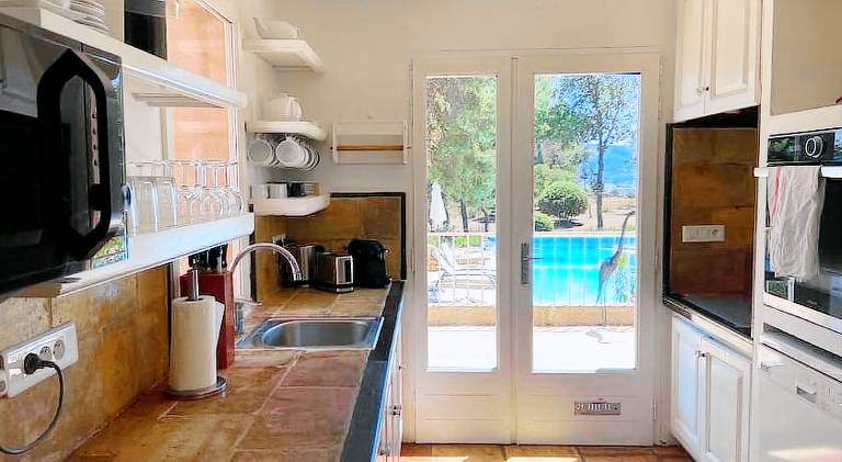 Villa with pool — photo 4