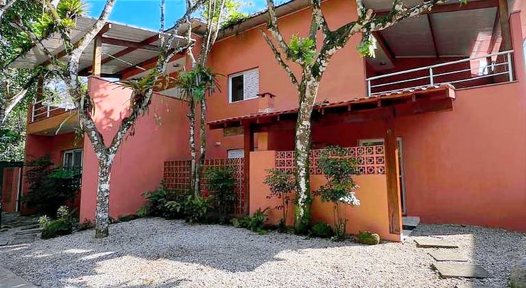 Lovely vacation home with patio, barbeque & garden | Next to the beach | Pet-friendly in Ubatuba