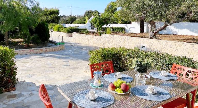 Villa with terrace, barbecue & yard — photo 5