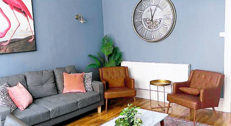3BR Apt Near Ibrox Subway Sleeps 7 and Parking in Glasgow