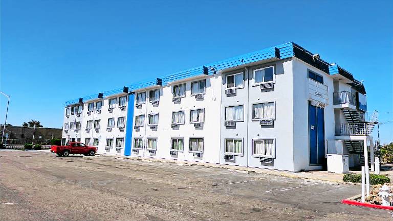 MetroPark 'n Suites in Stockton, CA