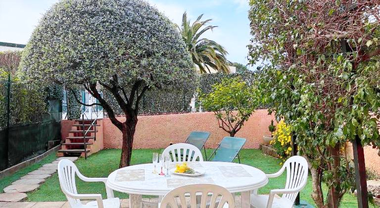 Fully equipped charming rental apartment with garden, terrace & private pool | Suitable for remote work | Pets allowed in Biot
