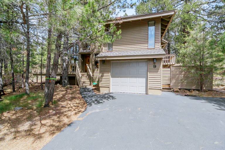 Expansive Deck, 8 SHARC Passes, Hot Tub, Pet Friendly — photo 4