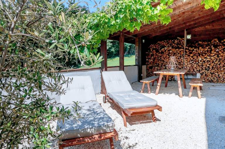 Gite with BBQ, yard & heated pool — photo 3