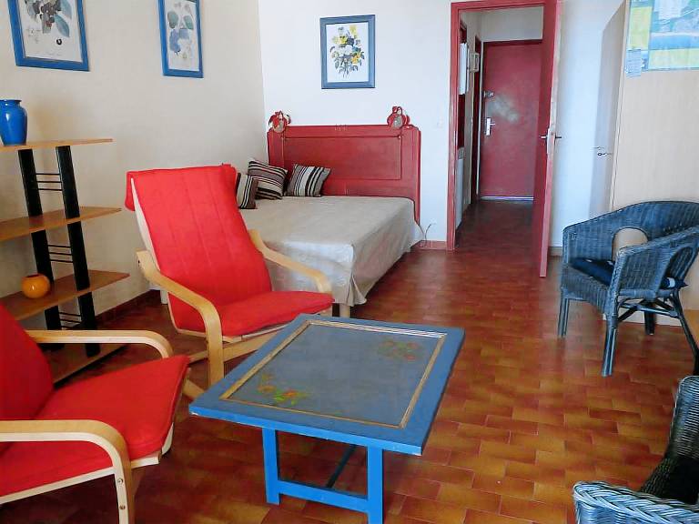 Sunny studio cabin near beach with private parking — photo 3