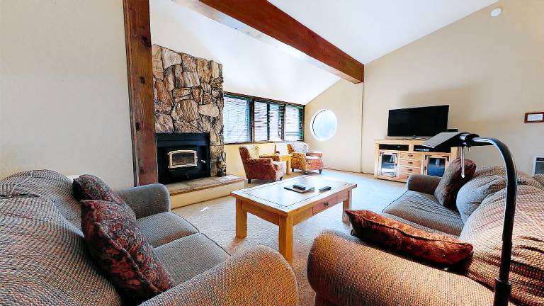 Helios North 6 Spacious and Bright, Pet-Friendly, Walk to The Village Gondola in Mammoth Lakes, CA