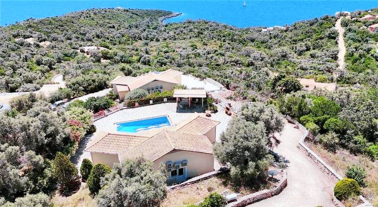 Fully equipped villa with terrace, private pool & garden | Pets allowed — photo 3