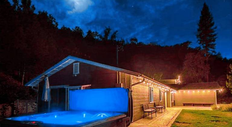 Alpine 4 Bedroom Retreat with Hot tub and Pool table in Oakhurst, CA