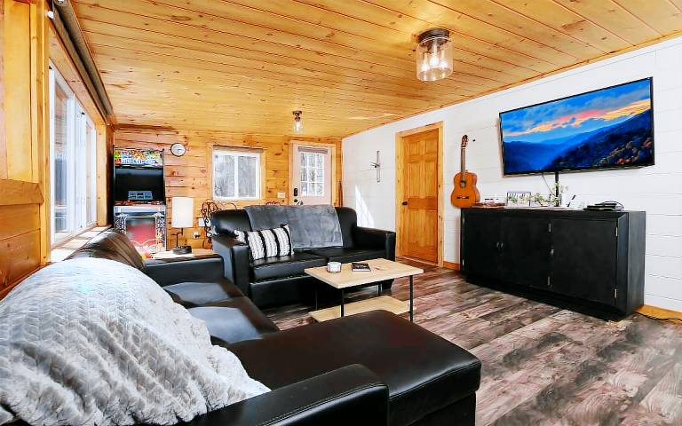 Cabin with patio, jacuzzi & BBQ | Mountain view — photo 4