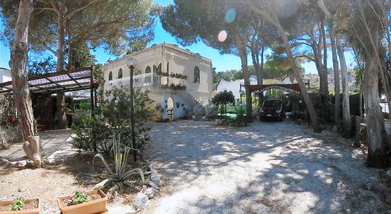 Villa with pool — photo 4